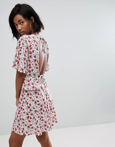 Чайное платье с цветочным принтом и открытой спиной PrettyLittleThing - Белый