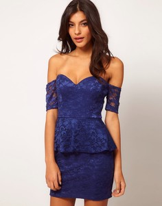 Кружевное платье с открытыми плечами и баской ASOS - Синий
