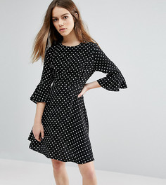 Платье в горошек с расклешенными рукавами New Look Petite - Черный