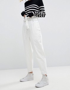 Белые джинсы с поясом-оборкой ASOS WHITE - Белый