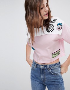 Футболка в стиле колор блок с нашивками ASOS - Розовый