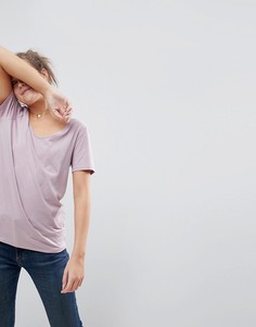 Футболка с овальным вырезом и асимметричным краем ASOS - Розовый