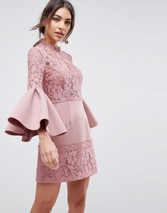 Короткое приталенное платье с рукавами клеш и кружевом ASOS - Розовый