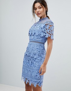 Кружевное платье-футляр миди с высоким воротом Chi Chi London - Синий