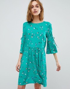 Короткое приталенное платье с цветочным принтом и завязками на рукавах Vero Moda - Зеленый