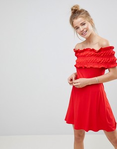 Короткое приталенное платье с открытыми плечами и присборенной вставкой ASOS - Красный