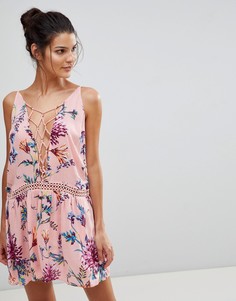 Пляжное платье с заниженной талией и цветочным принтом River Island - Розовый