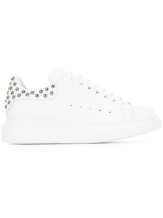 кроссовки с заклепками на утолщенной подошве Alexander McQueen