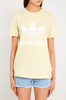 Желтая футболка с логотипом Adidas