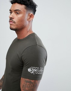 Облегающая футболка цвета хаки с принтом на рукавах ASOS DESIGN - Зеленый