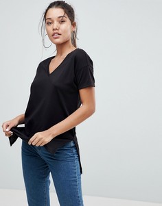 Футболка в рубчик с V-образным вырезом ASOS - Черный