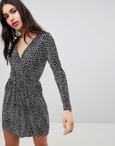 Плиссированное платье в горошек с запахом ASOS DESIGN - Мульти