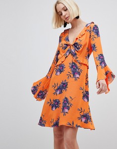 Чайное платье с цветочным принтом и оборками River Island - Оранжевый