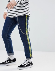 Узкие джинсы цвета индиго с надписями на полосках ASOS - Синий