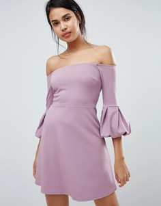 Платье с открытыми плечами и пышными рукавами ASOS - Розовый