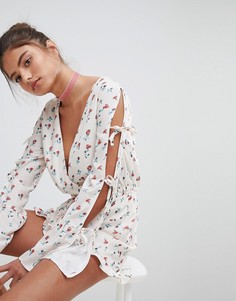 Ромпер с цветочным принтом PrettyLittleThing - Кремовый