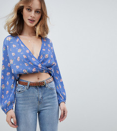 Плиссированный кроп-топ с запахом и цветочным принтом ASOS PETITE - Синий