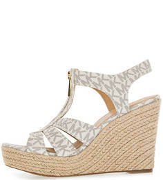 Босоножки молочного цвета с монограммой бренда Michael Michael Kors