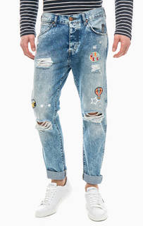 Рваные зауженные джинсы с яркими нашивками Wrangler