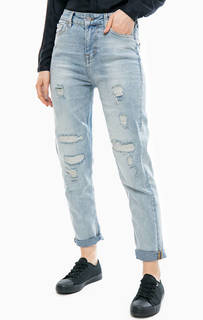 Джинсы с потертостями и заплатами Mustang