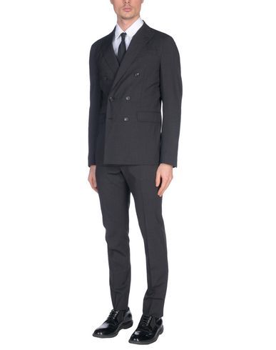 мужская двубортная одежда с длинными полами. 49326397KD 12 F. мужская двубортная одежда с длинными полами фото. мужская двубортная одежда с длинными полами-49326397KD 12 F. картинка мужская двубортная одежда с длинными полами. картинка 49326397KD 12 F. Поскольку законодательницей моды всегда была Франция, неудивительно, что слово «сюртук» – французского происхождения. В дословном переводе слово имело значение «поверх всего». Из этого можно сделать вывод, что сюртук относится к верхней одежде.