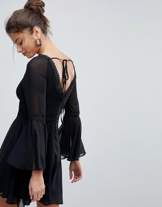 Короткое приталенное платье с расклешенными рукавами Lipsy - Черный