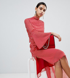 Платье в горошек с высоким воротом и асимметричным краем Boohoo - Красный