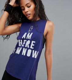 Беговая майка со светоотражающей надписью I Am Here I Am Now ASOS 4505 TALL - Темно-синий