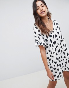 Свободное платье мини с принтом и V-образным вырезом на груди и спине ASOS DESIGN - Мульти