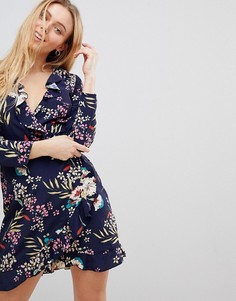 Платье с запахом и тропическим принтом Girls on Film - Темно-синий