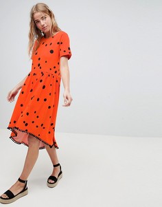 Свободное платье в горошек с асимметричным краем и помпонами ASOS DESIGN - Мульти