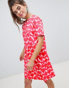 Свободное платье с принтом сердец и вырезом на спине ASOS DESIGN - Мульти