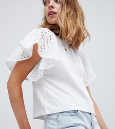 Футболка с вышивкой ришелье и рукавами клеш ASOS DESIGN Petite - Белый