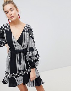 Короткое приталенное платье в полоску River Island - Черный