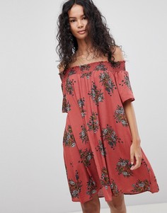 Платье с открытыми плечами и цветочным принтом Glamorous - Красный