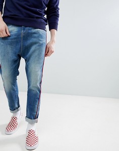 Синие джинсы заниженного кроя с красной отделкой ASOS DESIGN - Синий