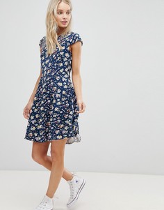 Приталенное платье с цветочным принтом и короткими рукавами QED London - Синий