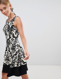 Короткое приталенное платье с принтом и контрастной отделкой Gilli - Черный