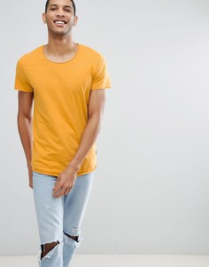 Удлиненная футболка с необработанным вырезом Jack &amp; Jones Essentials - Желтый