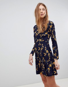 Свободное платье с цветочным принтом QED London - Темно-синий