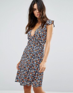 Короткое приталенное платье с цветочным принтом QED London - Синий