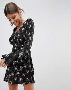 Платье с V-образным вырезом и принтом Missguided - Черный