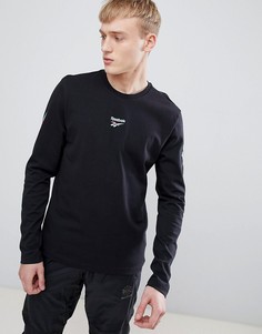 Черный лонгслив с принтом на рукавах Reebok DN9805 - Черный