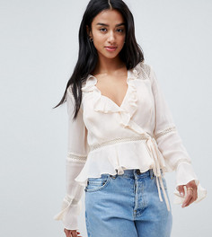Кремовый топ с запахом, оборками и кружевом ASOS DESIGN Petite - Кремовый