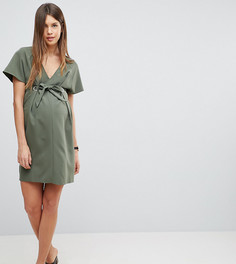 Платье мини с V-образным вырезом, люверсами и завязкой ASOS Maternity - Зеленый