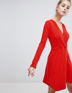 Приталенное платье с запахом Boohoo - Красный