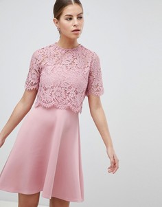 Короткое приталенное платье с кружевом Club L - Розовый