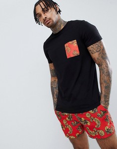 Футболка с принтом в стиле барокко на кармане ASOS DESIGN - Черный