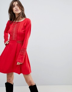 Короткое приталенное платье с кружевными вставками ASOS - Красный