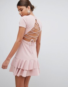 Платье со шнуровкой на спине и оборками PrettyLittleThing - Розовый